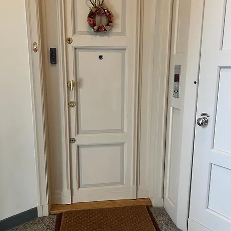Constitution Corner Apartment *