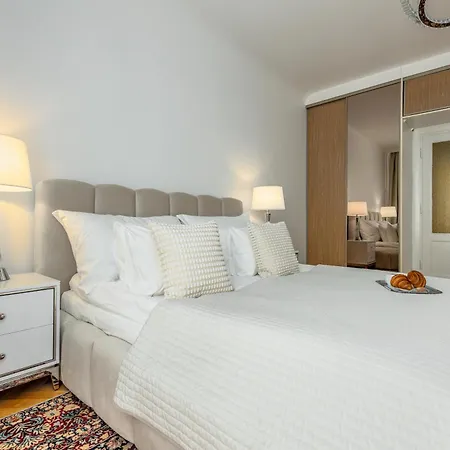 Apartman Constitution Corner *