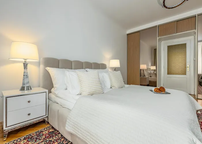 Apartman Constitution Corner *