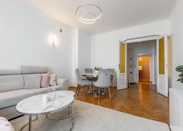 Constitution Corner Apartman Varsó