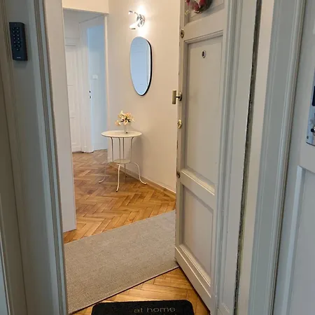 Constitution Corner Apartment *